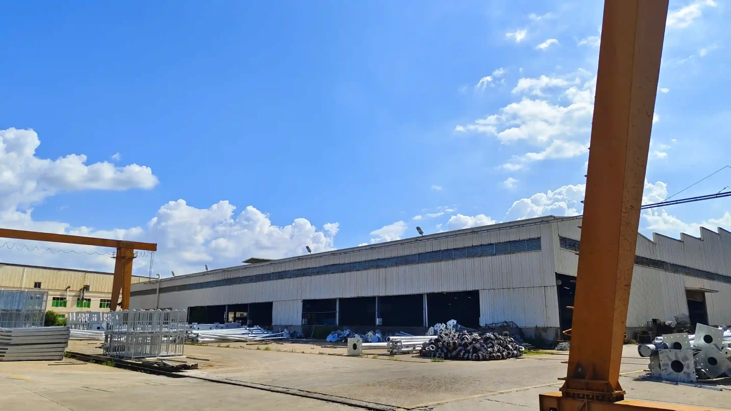 Minyi Steel Tower factory with steel components and gantry crane