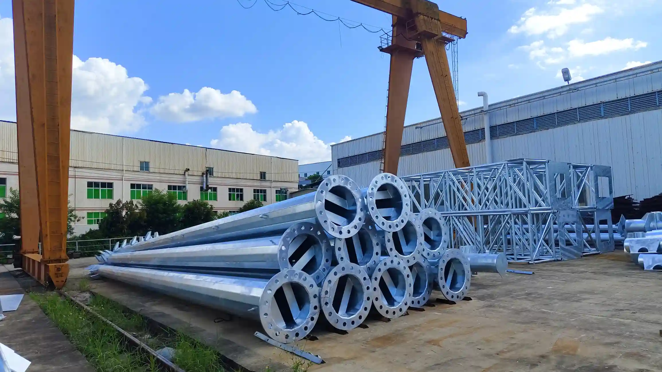 Minyi Steel Tower galvanized pipes and lattice structures at factory