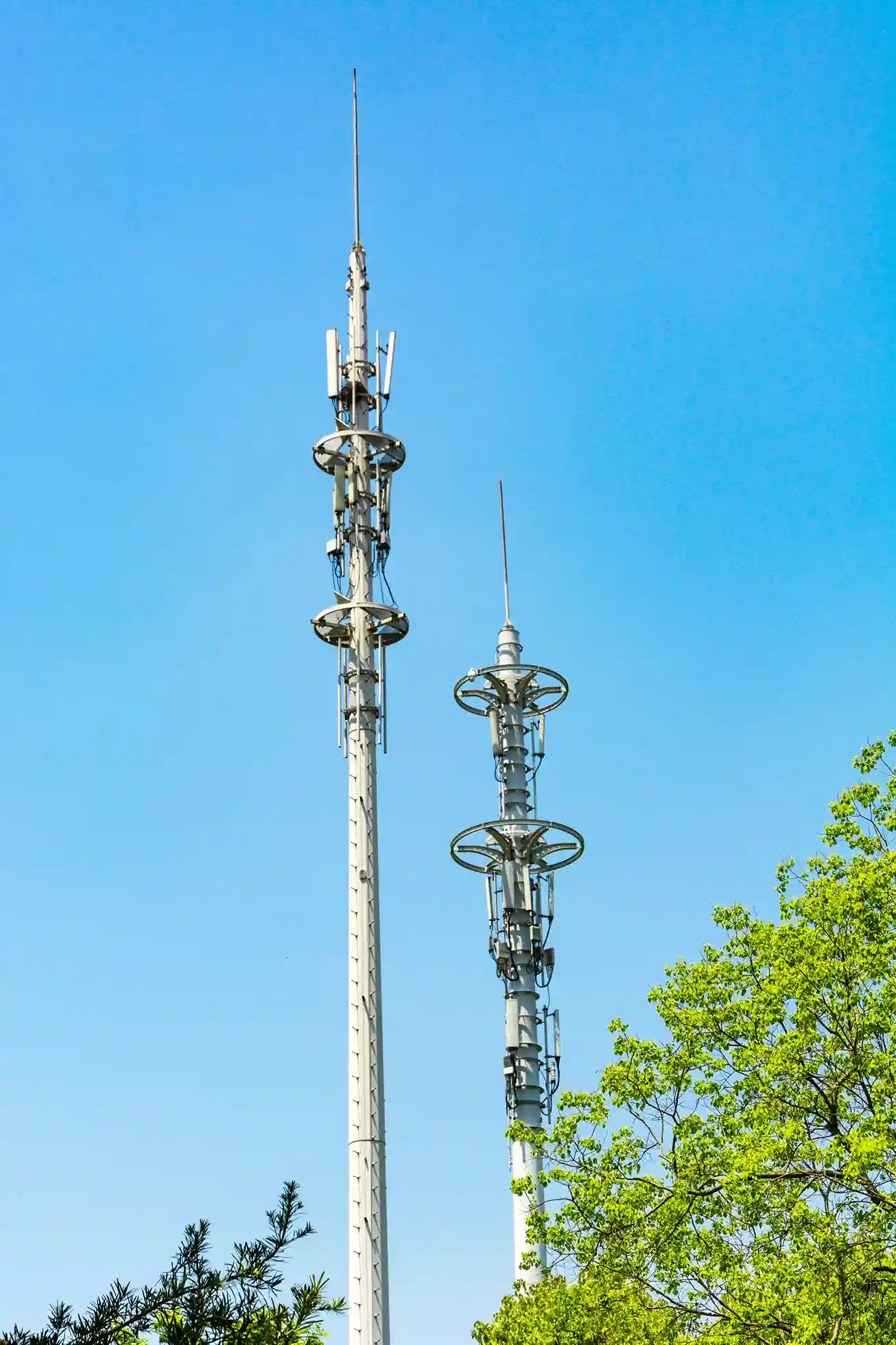Minyi Steel Tower Monopole Towers with antennas under blue sky